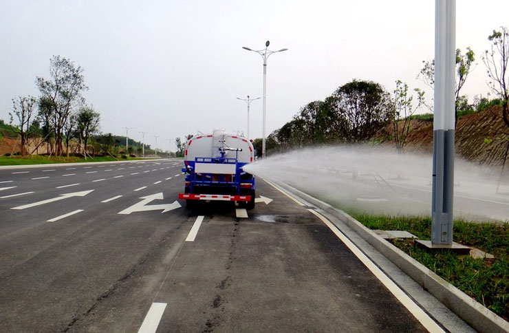 東風(fēng)多利卡8噸灑水車(chē)側(cè)噴實(shí)拍圖片2.jpg